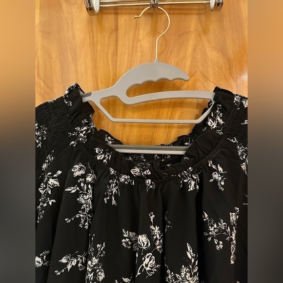 Suzanne Betro - Gorgeous black and white tiered floral blouse. Size 2x. - Picture 5 of 7